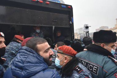 Türk azerbaijani teröristlerinin 10 Aralık 2020 'de Artsakh Cumhuriyeti' nin barışçıl sakinlerine karşı yürüttüğü saldırının ardından Erivan 'da hükümet ve pashinan karşıtı protestolar düzenlendi.