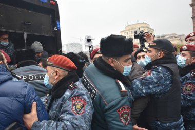 Türk azerbaijani teröristlerinin 10 Aralık 2020 'de Artsakh Cumhuriyeti' nin barışçıl sakinlerine karşı yürüttüğü saldırının ardından Erivan 'da hükümet ve pashinan karşıtı protestolar düzenlendi.