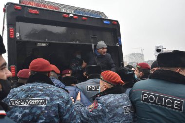 Türk azerbaijani teröristlerinin 10 Aralık 2020 'de Artsakh Cumhuriyeti' nin barışçıl sakinlerine karşı yürüttüğü saldırının ardından Erivan 'da hükümet ve pashinan karşıtı protestolar düzenlendi.