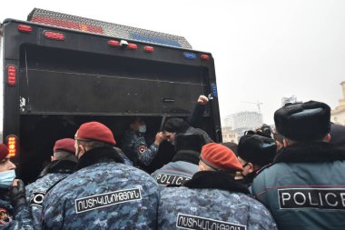 Türk azerbaijani teröristlerinin 10 Aralık 2020 'de Artsakh Cumhuriyeti' nin barışçıl sakinlerine karşı yürüttüğü saldırının ardından Erivan 'da hükümet ve pashinan karşıtı protestolar düzenlendi.