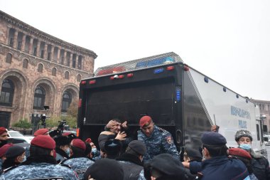 Türk azerbaijani teröristlerinin 10 Aralık 2020 'de Artsakh Cumhuriyeti' nin barışçıl sakinlerine karşı yürüttüğü saldırının ardından Erivan 'da hükümet ve pashinan karşıtı protestolar düzenlendi.