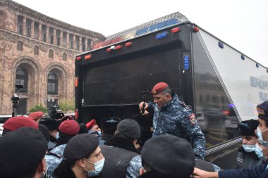 Türk azerbaijani teröristlerinin 10 Aralık 2020 'de Artsakh Cumhuriyeti' nin barışçıl sakinlerine karşı yürüttüğü saldırının ardından Erivan 'da hükümet ve pashinan karşıtı protestolar düzenlendi.