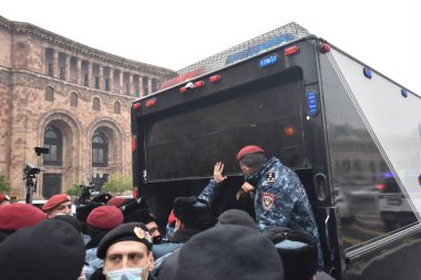 Türk azerbaijani teröristlerinin 10 Aralık 2020 'de Artsakh Cumhuriyeti' nin barışçıl sakinlerine karşı yürüttüğü saldırının ardından Erivan 'da hükümet ve pashinan karşıtı protestolar düzenlendi.