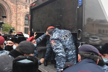 Türk azerbaijani teröristlerinin 10 Aralık 2020 'de Artsakh Cumhuriyeti' nin barışçıl sakinlerine karşı yürüttüğü saldırının ardından Erivan 'da hükümet ve pashinan karşıtı protestolar düzenlendi.