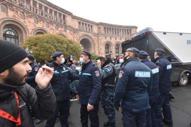 Türk azerbaijani teröristlerinin 10 Aralık 2020 'de Artsakh Cumhuriyeti' nin barışçıl sakinlerine karşı yürüttüğü saldırının ardından Erivan 'da hükümet ve pashinan karşıtı protestolar düzenlendi.