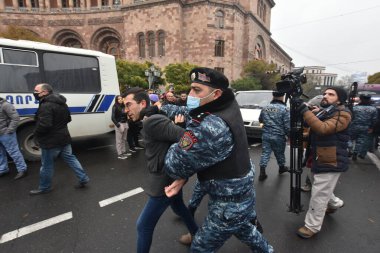 Türk azerbaijani teröristlerinin 10 Aralık 2020 'de Artsakh Cumhuriyeti' nin barışçıl sakinlerine karşı yürüttüğü saldırının ardından Erivan 'da hükümet ve pashinan karşıtı protestolar düzenlendi.