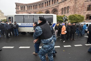 Türk azerbaijani teröristlerinin 10 Aralık 2020 'de Artsakh Cumhuriyeti' nin barışçıl sakinlerine karşı yürüttüğü saldırının ardından Erivan 'da hükümet ve pashinan karşıtı protestolar düzenlendi.