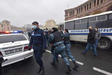 Türk azerbaijani teröristlerinin 10 Aralık 2020 'de Artsakh Cumhuriyeti' nin barışçıl sakinlerine karşı yürüttüğü saldırının ardından Erivan 'da hükümet ve pashinan karşıtı protestolar düzenlendi.