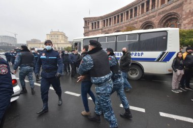 Türk azerbaijani teröristlerinin 10 Aralık 2020 'de Artsakh Cumhuriyeti' nin barışçıl sakinlerine karşı yürüttüğü saldırının ardından Erivan 'da hükümet ve pashinan karşıtı protestolar düzenlendi.