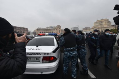Türk azerbaijani teröristlerinin 10 Aralık 2020 'de Artsakh Cumhuriyeti' nin barışçıl sakinlerine karşı yürüttüğü saldırının ardından Erivan 'da hükümet ve pashinan karşıtı protestolar düzenlendi.