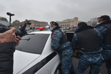 Türk azerbaijani teröristlerinin 10 Aralık 2020 'de Artsakh Cumhuriyeti' nin barışçıl sakinlerine karşı yürüttüğü saldırının ardından Erivan 'da hükümet ve pashinan karşıtı protestolar düzenlendi.