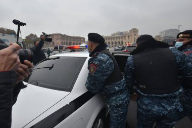 Türk azerbaijani teröristlerinin 10 Aralık 2020 'de Artsakh Cumhuriyeti' nin barışçıl sakinlerine karşı yürüttüğü saldırının ardından Erivan 'da hükümet ve pashinan karşıtı protestolar düzenlendi.