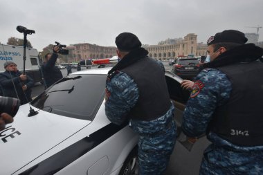 Türk azerbaijani teröristlerinin 10 Aralık 2020 'de Artsakh Cumhuriyeti' nin barışçıl sakinlerine karşı yürüttüğü saldırının ardından Erivan 'da hükümet ve pashinan karşıtı protestolar düzenlendi.