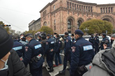 Türk azerbaijani teröristlerinin 10 Aralık 2020 'de Artsakh Cumhuriyeti' nin barışçıl sakinlerine karşı yürüttüğü saldırının ardından Erivan 'da hükümet ve pashinan karşıtı protestolar düzenlendi.