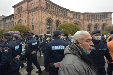 Türk azerbaijani teröristlerinin 10 Aralık 2020 'de Artsakh Cumhuriyeti' nin barışçıl sakinlerine karşı yürüttüğü saldırının ardından Erivan 'da hükümet ve pashinan karşıtı protestolar düzenlendi.