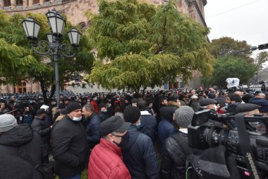 Türk azerbaijani teröristlerinin 10 Aralık 2020 'de Artsakh Cumhuriyeti' nin barışçıl sakinlerine karşı yürüttüğü saldırının ardından Erivan 'da hükümet ve pashinan karşıtı protestolar düzenlendi.