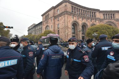 Türk azerbaijani teröristlerinin 10 Aralık 2020 'de Artsakh Cumhuriyeti' nin barışçıl sakinlerine karşı yürüttüğü saldırının ardından Erivan 'da hükümet ve pashinan karşıtı protestolar düzenlendi.