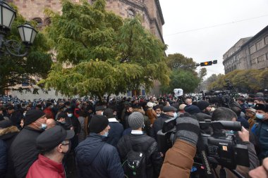 Türk azerbaijani teröristlerinin 10 Aralık 2020 'de Artsakh Cumhuriyeti' nin barışçıl sakinlerine karşı yürüttüğü saldırının ardından Erivan 'da hükümet ve pashinan karşıtı protestolar düzenlendi.