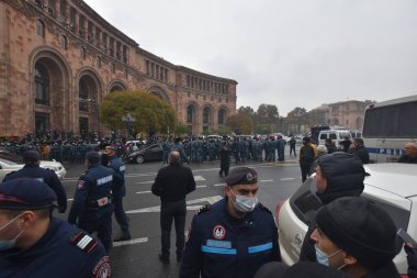 Türk azerbaijani teröristlerinin 10 Aralık 2020 'de Artsakh Cumhuriyeti' nin barışçıl sakinlerine karşı yürüttüğü saldırının ardından Erivan 'da hükümet ve pashinan karşıtı protestolar düzenlendi.