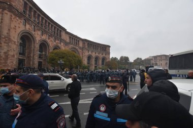 Türk azerbaijani teröristlerinin 10 Aralık 2020 'de Artsakh Cumhuriyeti' nin barışçıl sakinlerine karşı yürüttüğü saldırının ardından Erivan 'da hükümet ve pashinan karşıtı protestolar düzenlendi.