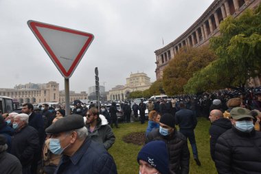 Türk azerbaijani teröristlerinin 10 Aralık 2020 'de Artsakh Cumhuriyeti' nin barışçıl sakinlerine karşı yürüttüğü saldırının ardından Erivan 'da hükümet ve pashinan karşıtı protestolar düzenlendi.