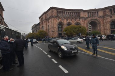 Türk azerbaijani teröristlerinin 10 Aralık 2020 'de Artsakh Cumhuriyeti' nin barışçıl sakinlerine karşı yürüttüğü saldırının ardından Erivan 'da hükümet ve pashinan karşıtı protestolar düzenlendi.