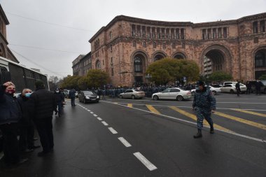 Türk azerbaijani teröristlerinin 10 Aralık 2020 'de Artsakh Cumhuriyeti' nin barışçıl sakinlerine karşı yürüttüğü saldırının ardından Erivan 'da hükümet ve pashinan karşıtı protestolar düzenlendi.