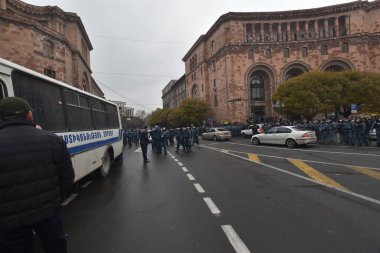 Türk azerbaijani teröristlerinin 10 Aralık 2020 'de Artsakh Cumhuriyeti' nin barışçıl sakinlerine karşı yürüttüğü saldırının ardından Erivan 'da hükümet ve pashinan karşıtı protestolar düzenlendi.