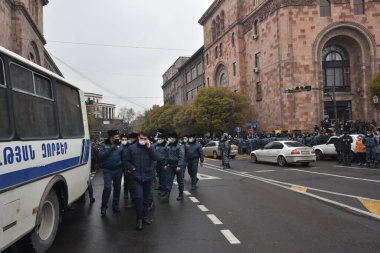 Türk azerbaijani teröristlerinin 10 Aralık 2020 'de Artsakh Cumhuriyeti' nin barışçıl sakinlerine karşı yürüttüğü saldırının ardından Erivan 'da hükümet ve pashinan karşıtı protestolar düzenlendi.