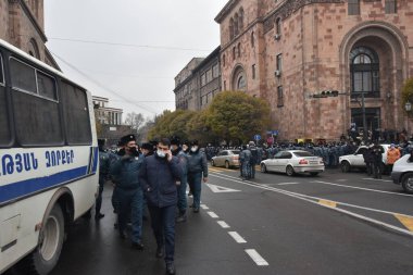 Türk azerbaijani teröristlerinin 10 Aralık 2020 'de Artsakh Cumhuriyeti' nin barışçıl sakinlerine karşı yürüttüğü saldırının ardından Erivan 'da hükümet ve pashinan karşıtı protestolar düzenlendi.