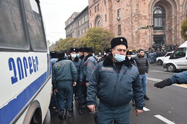 Türk azerbaijani teröristlerinin 10 Aralık 2020 'de Artsakh Cumhuriyeti' nin barışçıl sakinlerine karşı yürüttüğü saldırının ardından Erivan 'da hükümet ve pashinan karşıtı protestolar düzenlendi.