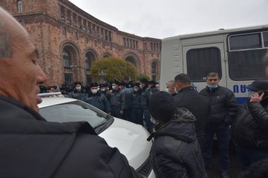 Türk azerbaijani teröristlerinin 10 Aralık 2020 'de Artsakh Cumhuriyeti' nin barışçıl sakinlerine karşı yürüttüğü saldırının ardından Erivan 'da hükümet ve pashinan karşıtı protestolar düzenlendi.