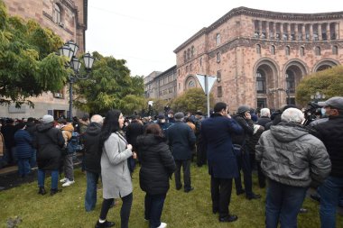 Türk azerbaijani teröristlerinin 10 Aralık 2020 'de Artsakh Cumhuriyeti' nin barışçıl sakinlerine karşı yürüttüğü saldırının ardından Erivan 'da hükümet ve pashinan karşıtı protestolar düzenlendi.