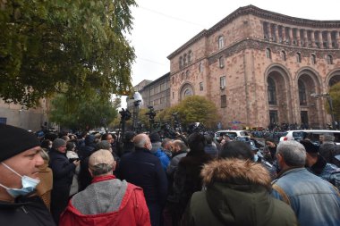 Türk azerbaijani teröristlerinin 10 Aralık 2020 'de Artsakh Cumhuriyeti' nin barışçıl sakinlerine karşı yürüttüğü saldırının ardından Erivan 'da hükümet ve pashinan karşıtı protestolar düzenlendi.