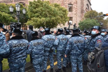 Türk azerbaijani teröristlerinin 10 Aralık 2020 'de Artsakh Cumhuriyeti' nin barışçıl sakinlerine karşı yürüttüğü saldırının ardından Erivan 'da hükümet ve pashinan karşıtı protestolar düzenlendi.