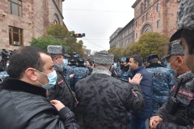 Türk azerbaijani teröristlerinin 10 Aralık 2020 'de Artsakh Cumhuriyeti' nin barışçıl sakinlerine karşı yürüttüğü saldırının ardından Erivan 'da hükümet ve pashinan karşıtı protestolar düzenlendi.
