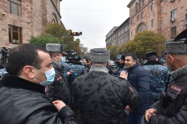 Türk azerbaijani teröristlerinin 10 Aralık 2020 'de Artsakh Cumhuriyeti' nin barışçıl sakinlerine karşı yürüttüğü saldırının ardından Erivan 'da hükümet ve pashinan karşıtı protestolar düzenlendi.