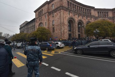 Türk azerbaijani teröristlerinin 10 Aralık 2020 'de Artsakh Cumhuriyeti' nin barışçıl sakinlerine karşı yürüttüğü saldırının ardından Erivan 'da hükümet ve pashinan karşıtı protestolar düzenlendi.