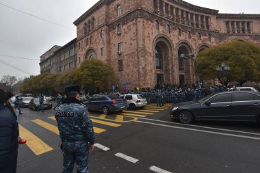 Türk azerbaijani teröristlerinin 10 Aralık 2020 'de Artsakh Cumhuriyeti' nin barışçıl sakinlerine karşı yürüttüğü saldırının ardından Erivan 'da hükümet ve pashinan karşıtı protestolar düzenlendi.