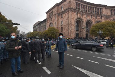 Türk azerbaijani teröristlerinin 10 Aralık 2020 'de Artsakh Cumhuriyeti' nin barışçıl sakinlerine karşı yürüttüğü saldırının ardından Erivan 'da hükümet ve pashinan karşıtı protestolar düzenlendi.