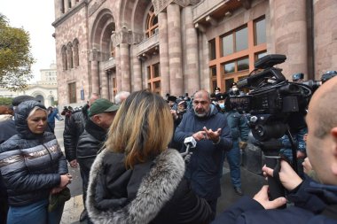 Türk azerbaijani teröristlerinin 10 Aralık 2020 'de Artsakh Cumhuriyeti' nin barışçıl sakinlerine karşı yürüttüğü saldırının ardından Erivan 'da hükümet ve pashinan karşıtı protestolar düzenlendi.