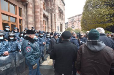 Türk azerbaijani teröristlerinin 10 Aralık 2020 'de Artsakh Cumhuriyeti' nin barışçıl sakinlerine karşı yürüttüğü saldırının ardından Erivan 'da hükümet ve pashinan karşıtı protestolar düzenlendi.