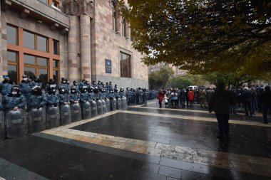 Türk azerbaijani teröristlerinin 10 Aralık 2020 'de Artsakh Cumhuriyeti' nin barışçıl sakinlerine karşı yürüttüğü saldırının ardından Erivan 'da hükümet ve pashinan karşıtı protestolar düzenlendi.