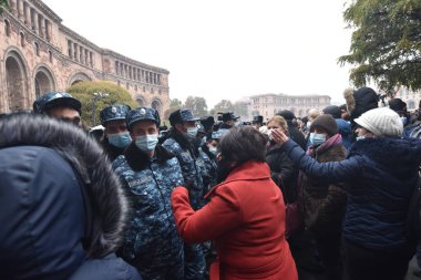 Türk azerbaijani teröristlerinin 10 Aralık 2020 'de Artsakh Cumhuriyeti' nin barışçıl sakinlerine karşı yürüttüğü saldırının ardından Erivan 'da hükümet ve pashinan karşıtı protestolar düzenlendi.