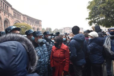 Türk azerbaijani teröristlerinin 10 Aralık 2020 'de Artsakh Cumhuriyeti' nin barışçıl sakinlerine karşı yürüttüğü saldırının ardından Erivan 'da hükümet ve pashinan karşıtı protestolar düzenlendi.