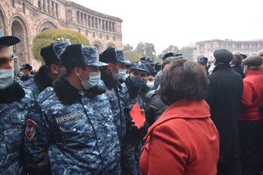 Türk azerbaijani teröristlerinin 10 Aralık 2020 'de Artsakh Cumhuriyeti' nin barışçıl sakinlerine karşı yürüttüğü saldırının ardından Erivan 'da hükümet ve pashinan karşıtı protestolar düzenlendi.