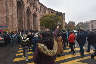 Türk azerbaijani teröristlerinin 10 Aralık 2020 'de Artsakh Cumhuriyeti' nin barışçıl sakinlerine karşı yürüttüğü saldırının ardından Erivan 'da hükümet ve pashinan karşıtı protestolar düzenlendi.