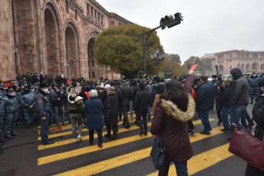 Türk azerbaijani teröristlerinin 10 Aralık 2020 'de Artsakh Cumhuriyeti' nin barışçıl sakinlerine karşı yürüttüğü saldırının ardından Erivan 'da hükümet ve pashinan karşıtı protestolar düzenlendi.