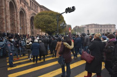 Türk azerbaijani teröristlerinin 10 Aralık 2020 'de Artsakh Cumhuriyeti' nin barışçıl sakinlerine karşı yürüttüğü saldırının ardından Erivan 'da hükümet ve pashinan karşıtı protestolar düzenlendi.