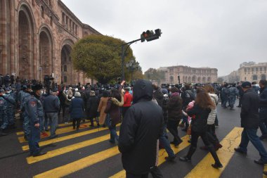 Türk azerbaijani teröristlerinin 10 Aralık 2020 'de Artsakh Cumhuriyeti' nin barışçıl sakinlerine karşı yürüttüğü saldırının ardından Erivan 'da hükümet ve pashinan karşıtı protestolar düzenlendi.